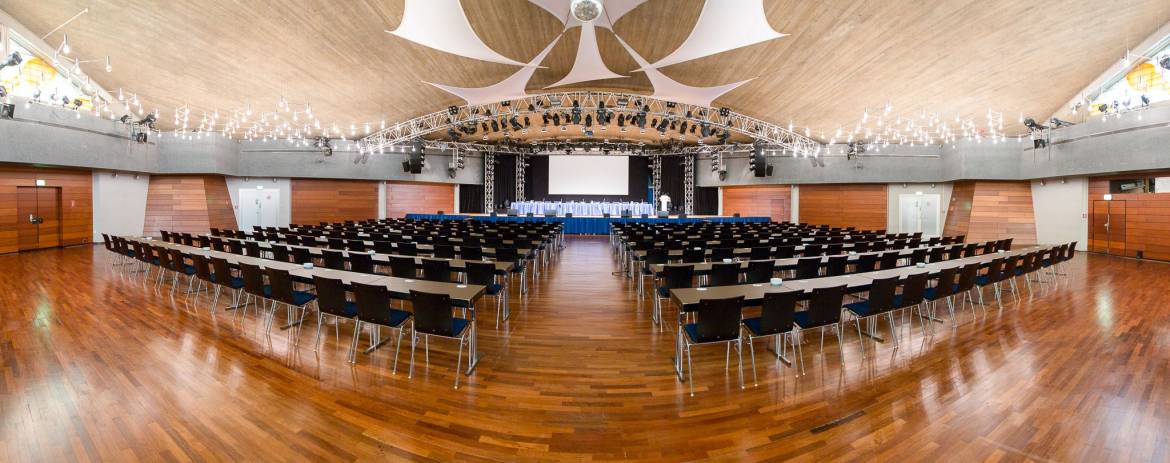 stadthalle-innen-panorama.jpg