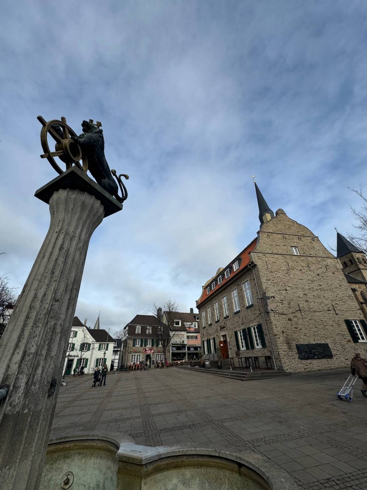 Foto-wS-Weitwinkel-Marktplatz-Loewe-rotated.jpg